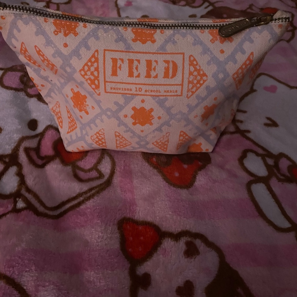 FEED 10 CLARINS POUCH